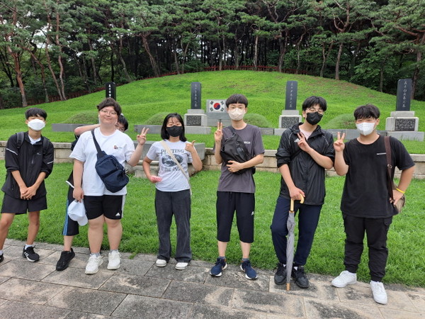 효창공원 안에 있는 삼의사 묘(윤봉길, 이봉창, 백정기)(출처 : 하성환) 맨 오른쪽에 있는 무덤이 백정기 의사 묘이다. 맨 왼쪽 가묘는  안중근 의사 유해를 중국에서 봉환했을 때를 가정해 백범 김구 선생이 임시로 낮은 봉분의 가묘를 조성해 놓았다.