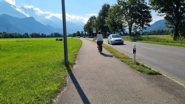 하지만 산행길까지 가려면 평지를 오래도록 걸어야 한다.