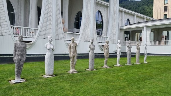 어느 호텔앞에 보이는 조각상들이다. 각양각색의 사람들이 보인다.