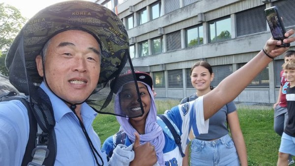 이동중인 한 무리의 중학생들에게 손을 흔들었더니, 코리안 나그네에게 가까이 오면서 '안녕하세요!' 라고 외치고는 셀피들을 주문한다.