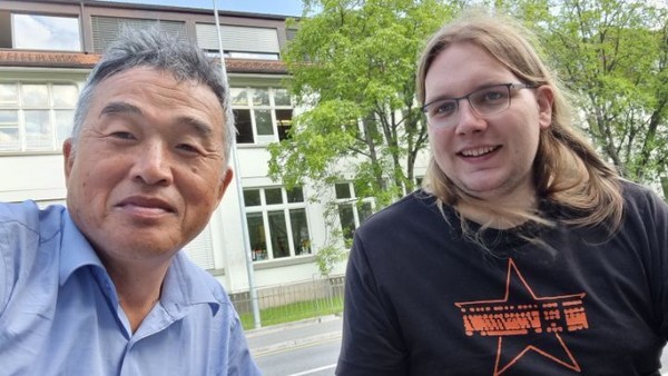 리히텐슈타인의 마을에서 만난, 머리를 기른 청년. 그는 번역기를 통해 한국어로 성공적인 순례길이 되기를 기원한다고 말한다.