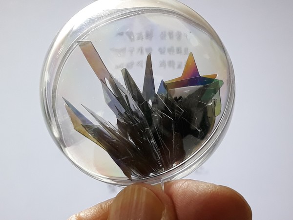 사진 김인수 / 2024년 오사카과학축제 빛튐 실험 2실험원리 “두 편광필름(손전화, 노트북 등) 사이에 복굴절 하는 물질(방해석, OPP 등)이 있을 때 광탄성(빛튐)이 나타난다.”를,노트북(손전화) 화면 앞에 ‘편광필름 조각을 펀치로 잘라 자유롭게 겹쳐 넣은 OPP 스노우볼’로 빛튐(광탄성) 아트(예술)를 완성.