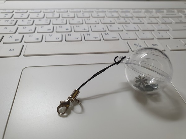 사진 김인수 / 2025년 오사카과학축제 빛튐 실험 2실험원리 “두 편광필름(손전화, 노트북 등) 사이에 복굴절 하는 물질(방해석, OPP 등)이 있을 때 광탄성(빛튐)이 나타난다.”를,노트북(손전화) 화면 앞에 ‘편광필름 조각을 펀치로 잘라 넣은 OPP 스노우볼’에 끈을 매달아 빛튐 아트를 완성.