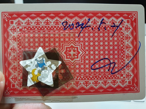 사진 김인수 / 2024년 오사카과학축제 빛튐 실험 3실험원리 “두 편광필름(손전화, 노트북 등) 사이에 복굴절 하는 물질(방해석, OPP 등)이 있을 때 광탄성(빛튐)이 나타난다.”를,‘트럼프 카드의 큰 구멍을, 펀치로 자른 편광필름 조각과 OPP 테이프로 막고, 노트북(손전화) 화면 앞에서 봄’으로써 빛튐 아트를 완성.