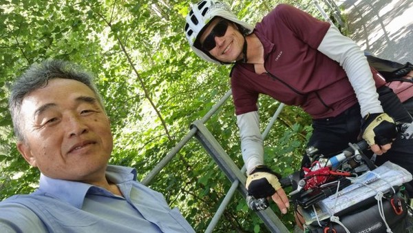 자전거로 여행하고 있는 스페인 사람을 만난다. 그는 유럽전역을 돌고 있다.