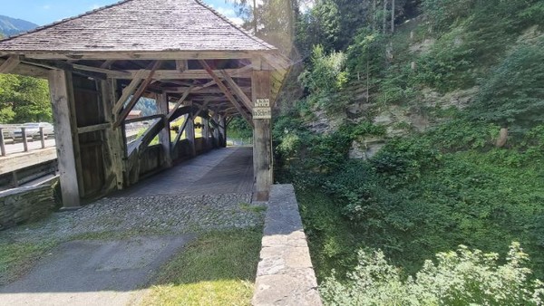 오래된 목조다리를 만난다.