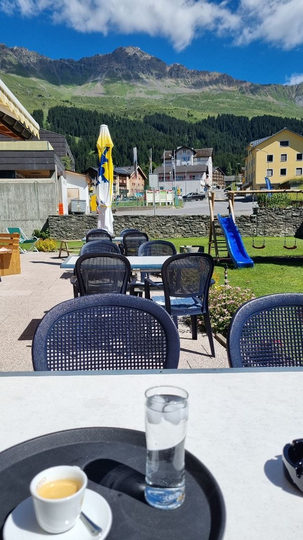 목적지 마을을 3km 앞두고 어느 봉우리를 보면서 에스프레소 커피 한잔. 이 동네는 겨울이면 스키장이 된다.