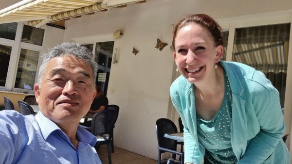 걸어서 알프스를 넘어가는 나그네에게 호기심을 보이는 레스토랑의 주인. 친해지는 것은 어렵지 않다.