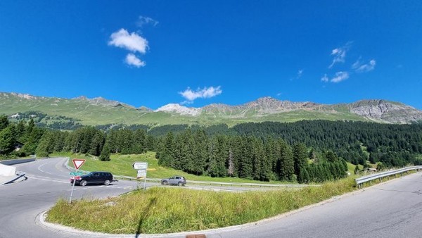 고개정상 1600미터를 넘어서니 다른 능선들이 보인다. 아름다운 경치를 감상하며 오르다가,