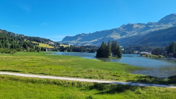 그 호수가를 걸어간다.