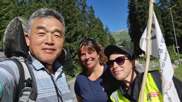 코리안 나그네에게 환호하는 관리요원, 그리고 관광객.