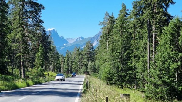 길을 걸어가며 감상하는 능선경치가 알프스 걷기의 백미다.
