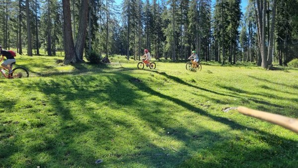 토요일 답게 많은 이들이 레크리에이션을 즐기고 있다.