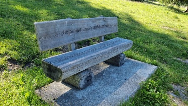 감상할 수 있도록 도와주는 벤치가 적소에 있다. 설치한 사람의 이름도 아로 새겨져 있다.