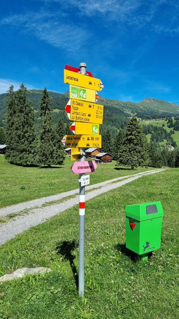 산길에서는 이정표가 더욱 중요하다.