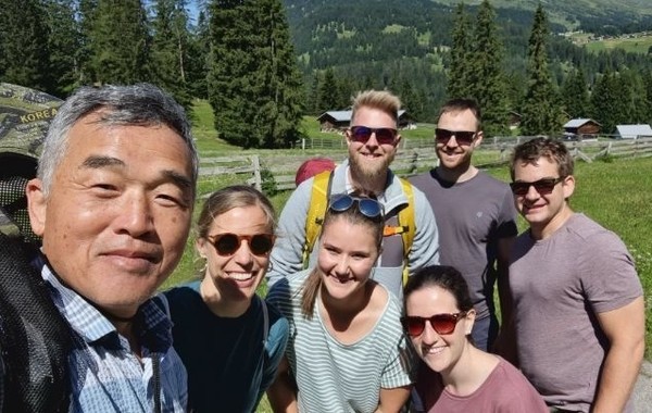 산책하는 그룹을 만났다. 그들이 나그네에게 호기심을 갖길래 설명과 함께 셀피. 헤어지고 난 후 되돌아보니, 그들은 필자가 준 홍보물을 오랫동안 들여다 보고 있다. 멀리서 다시 서로 손을 흔들어준다.