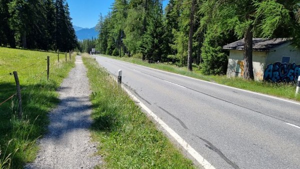  차도옆 보행 겸 자전거길.