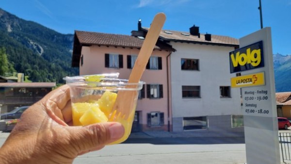 토요일에도 영업하는 Volg라는 수퍼마켓이 있다. 진열대에 파인애플 조각이 보인다. 간식으로는 그만이다.