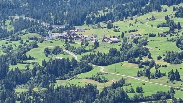 스위스가 물가가 비싼 것은, 자연을 관리하는데 비용이 많이 들어서 세금을 많이 거두는 것도 이유의 하나일 것이다.