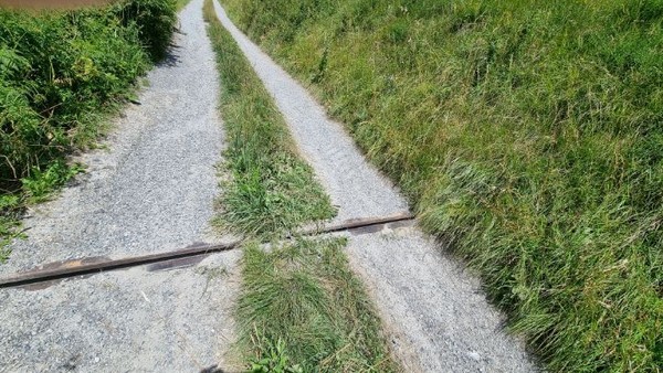 이런 자갈길에도 빗물이 흐르는 수로를 빈틈없이 깔아두어야 하니.