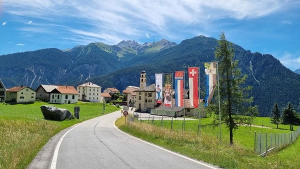 혹자는 Davos 포럼을 두고 '가진 자들의 잔치'라고 폄하하기도 하는데, 어쨌든 이런 모임이라도 하고 있어야 언젠가 진짜 괜찮은 모임도 만들어질 것이 아니겠는가. 아직 인류는 갈 길이 멀다.