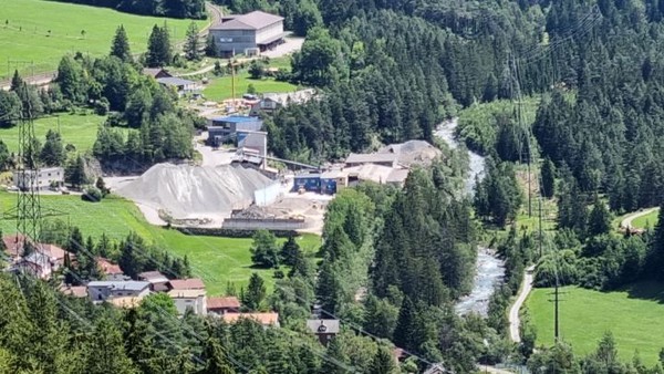 알프스 산맥은 석회암이 많다. 석회암으로 시멘트를 생산하는듯한 공장이 보인다. 