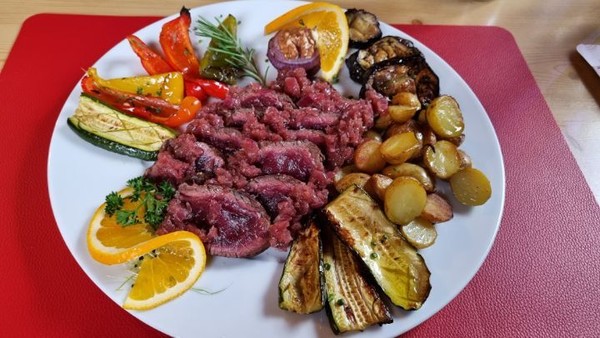 저녁으로 이탈리아식으로 살짝 구운 양고기를 먹는다. 영양만점이다.