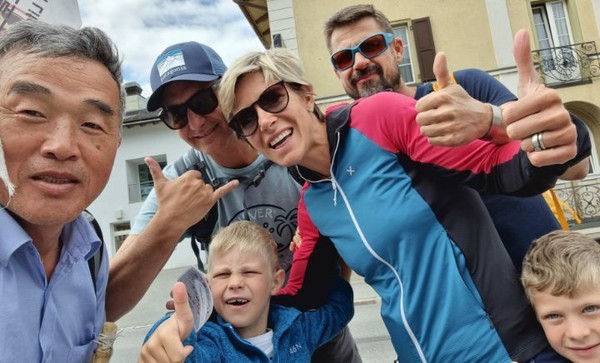 이런 거리를 지나가다가 나그네에게 호기심을 보인 어느 가족과 함께 셀피. 아이들의 표정이 귀엽다.