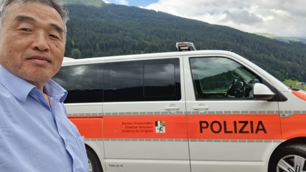 그런 생각을 하면서 걷고 있는데 갑자기 경찰이 나타난다. 지금껏 본 적이 없는 수상한 나그네가 국경쪽으로 걸어가고 있다는 소문을 들었는지, 꼼꼼하게 묻는다. 스위스는 EU국이 아니어선지 외국인 문제는 좀 다르게 접근하는 것 같다. 한참 조회를 하더니, 필자의 정체에 대해 어느정도 파악이 되었는지 전공분야까지 묻는다. 그리고는 웃으면서 환송해주는데 셀피는 사양한다. 경찰차를 대신하기로 했다.