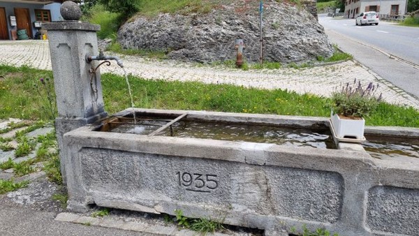 어느 마을 한가운데 있는 1935년 제작의 수조.