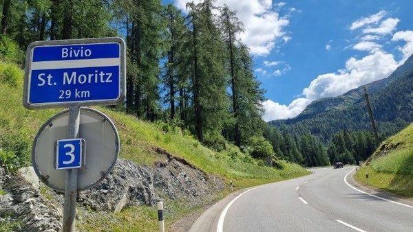 능선 정상에 있는 마을 St. Moritz(장크트모리츠)가 29km 남았다는 이정표가 나온다.