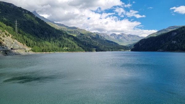 커다란 인공호수도 만난다.
