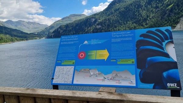 이 인공호수는 거대한 시설이다.