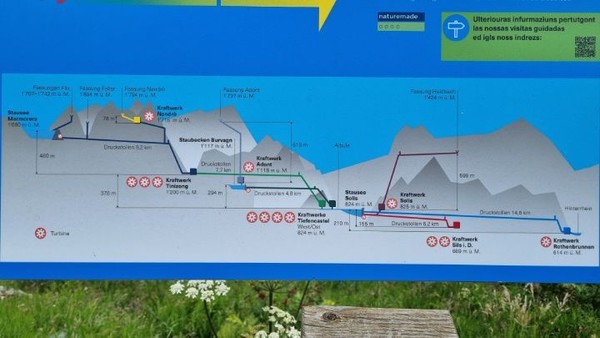 역시 보통시설이 아니다. 호수 바닥쪽에는 정교한 발전시설이 아래쪽 호수및 하천들과 연계되어 있다. 국가적으로 중요한 시설이다. 아까 왜 경찰이 걸어가는 나그네를 조사했는지 이유를 알만하다.