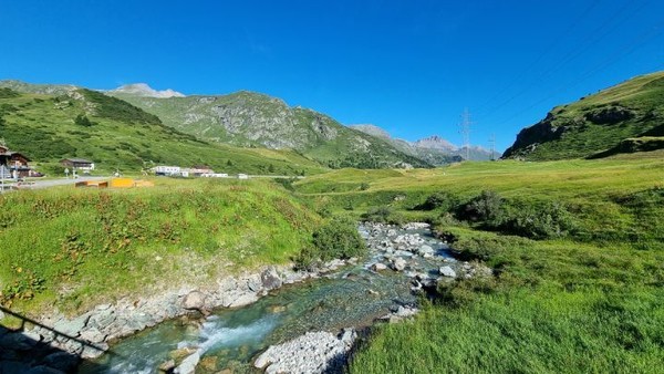 맑은 물이 흐른다.