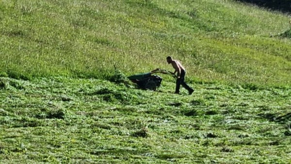 해발 2천미터에서도 농부가 풀을 베고 있다.
