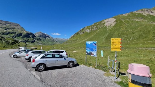 정상부근의 하이킹 베이스캠프. 사람들은 여기에 주차해놓고, 산속으로 본격적인 하이킹을 즐기고 돌아온다.