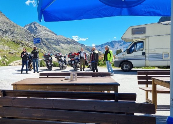 고개에 있는 휴게소에서 사람들이 쉬고 있다.