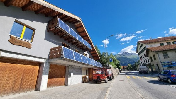 어느덧 태양광 발코니가 있는 마을로 접어들어서,