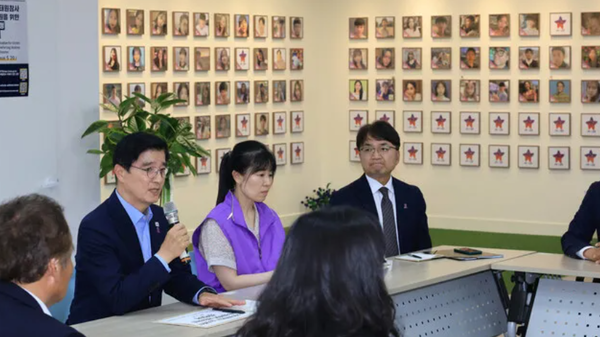 이해식 국정기획위원회 정치·행정분과장과 위원들이 26일 서울 종로구 사직동에 위치한 이태원참사 기억소통공간 ‘별들의 집’을 찾아 유가족 10여명과 간담회를 열었다. 연합뉴스