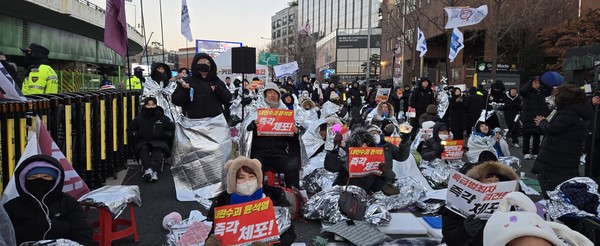 금년 1월15일 한남동 관저 앞/ 내란수괴 윤석열 즉각 체포 요구 철야 농성/(사진:필자)
