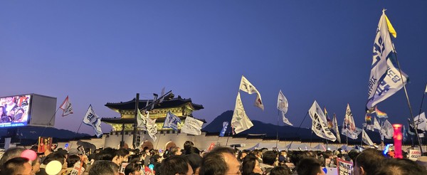 내란수괴 윤석열 파면과 국힘당 해체를 요구하는 시민들 . 경복궁역 (사진 :필자)