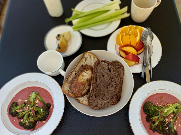 ▲ 6월 중순의 어느날 점심. 맨 앞 접시에 있는 것이 사위가 만들어준 핑크색 후무스(hummus) 소스다. 단백질이 풍부한 중동식 향토 음식으로 재치 있게 버터에 구운 브로콜리를 올렸다.