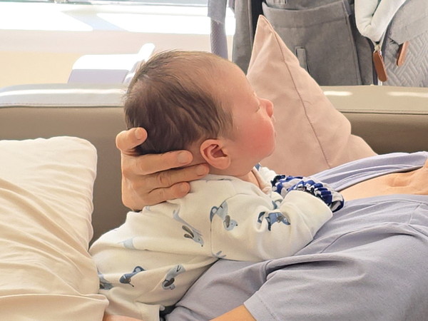 ▲ 7월 3일, 31일된 손주.  할무이 품에 안겨 고개를 들어 할머니와 눈을 맞췄다.