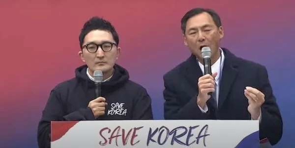 모스 탄(오른쪽) 교수가 지난 3월1일 여의도에서 열린 세이브코리아 국가비상기도회에 참석해 윤석열 전 대통령의 계엄 정당성을 밝히고 있다. 유튜브 갈무리/ 한겨레 신문 장수경기자 2025-07-13