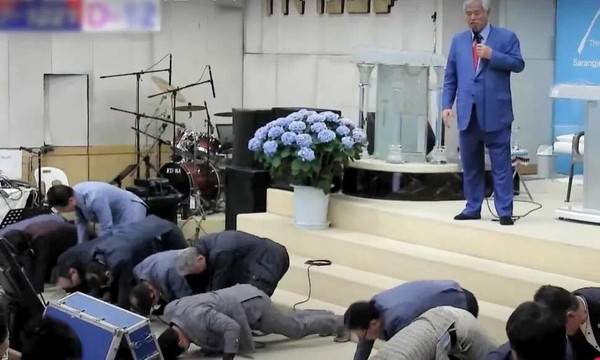 내란 옹호 극우 목사 전광훈 앞 순순히 머리 박은 교인들,송경화 기자 freehwa@hani.co.kr/전광훈 티브이(TV) 유튜브 영상 갈무리수정 2025-05-27 22:15