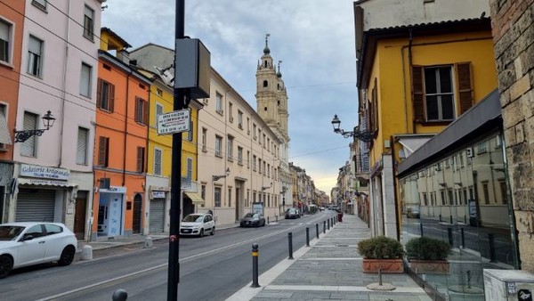 요리명장을 배출하는 학교로 유명한 ALMA리는 곳이 이 도시의 10km 북쪽에 있다.
