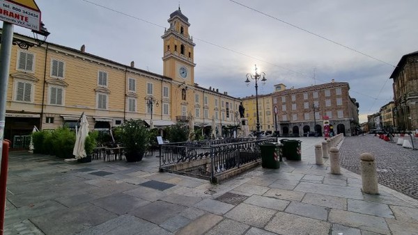 이윽고 멋진 광장을 만난다.