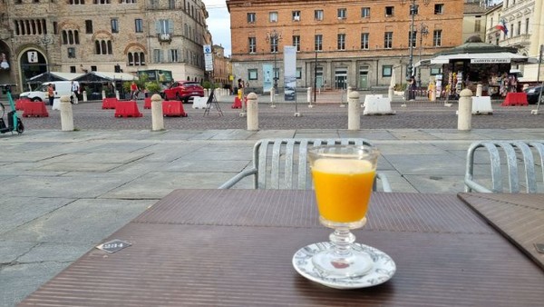 잠시 노천카페에 머물면서 오렌지 주스를 한잔.