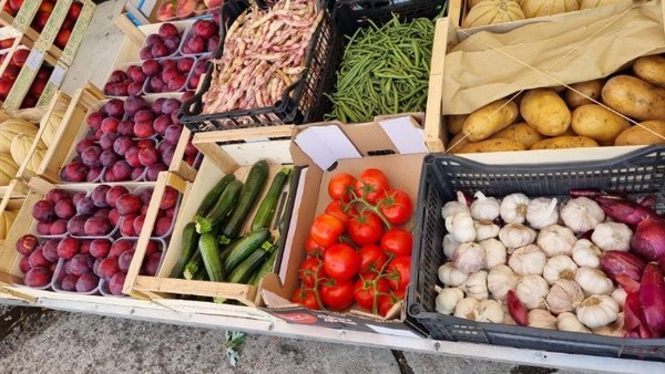 과일행상이 보이길래, 마늘과 자두를 사고자 하였으나,